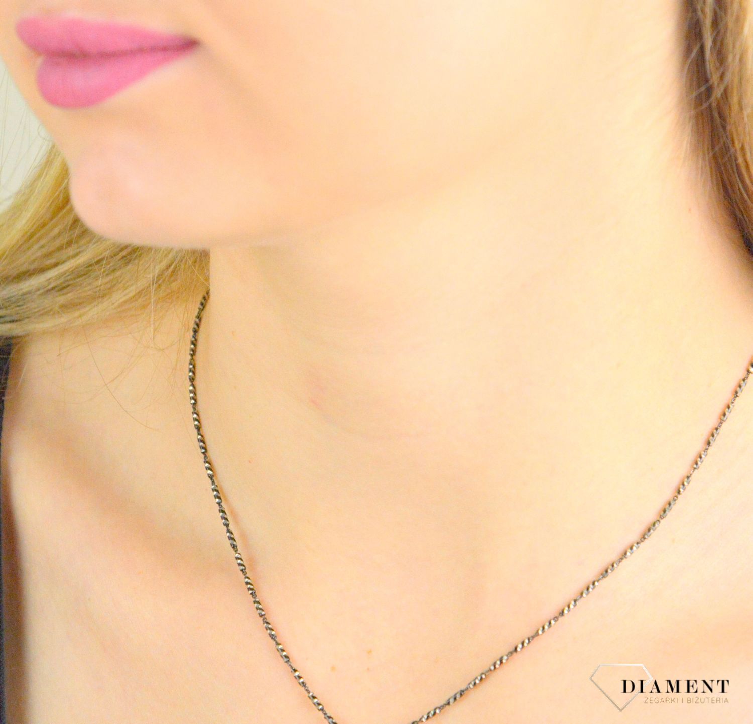 Srebrny łańcuszek ozdobny splot w czarnym odcieniu 1,3mm DIA-LAN-6004-925 1,3mm. Łańcuszek to bardzo dobry pomysł na prezent dla siebie lub bliskiej osoby. Najchętniej wybierany jest jako prezent urodzinowy, ale nie tylko. S.jpg